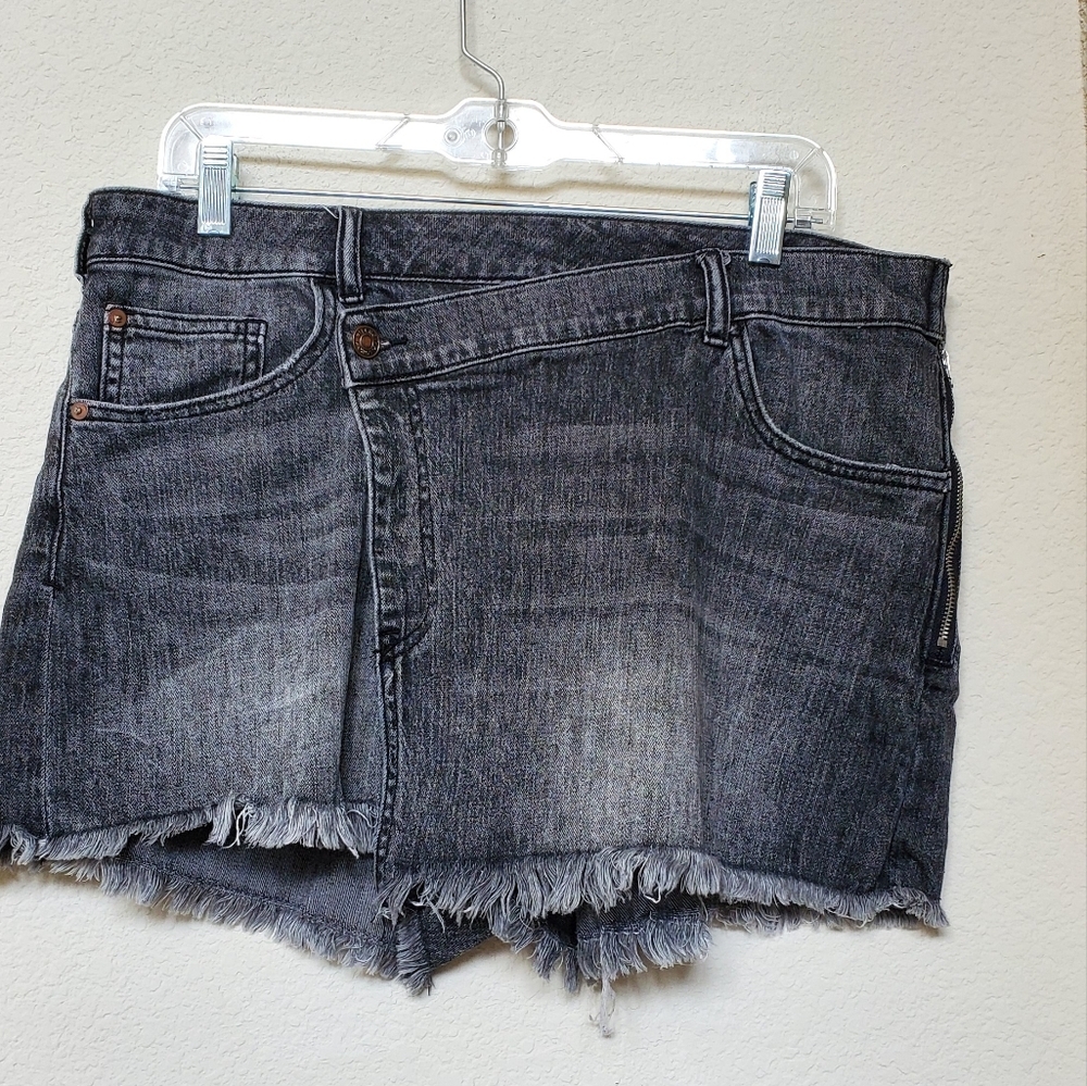 Pilcro Charcoal Denim Distressed Crossover Shorts. Size 30
